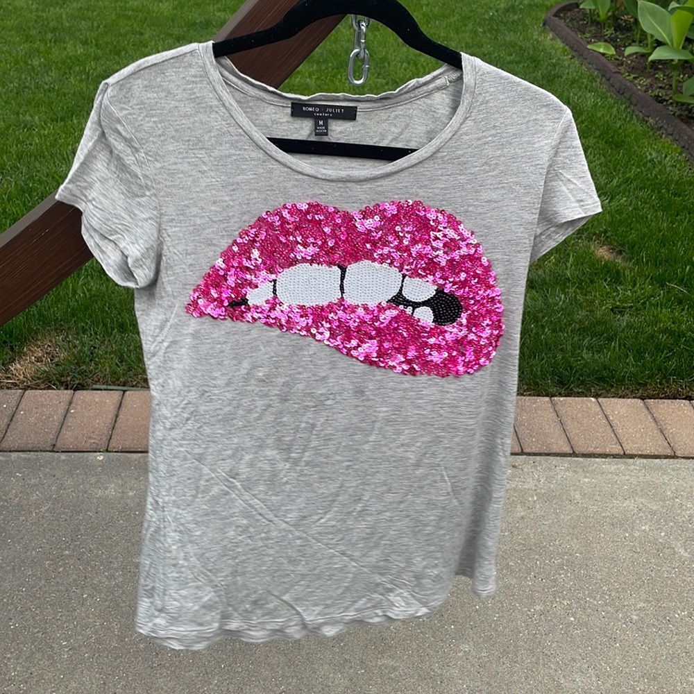Romeo + Juliet couture grey shirt with pink lips